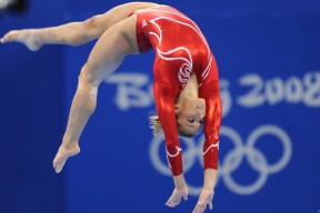 开云官网-76人压制深圳队，德罗赞在德甲争冠战接管比赛，全球化篮球的胜利与隐忧