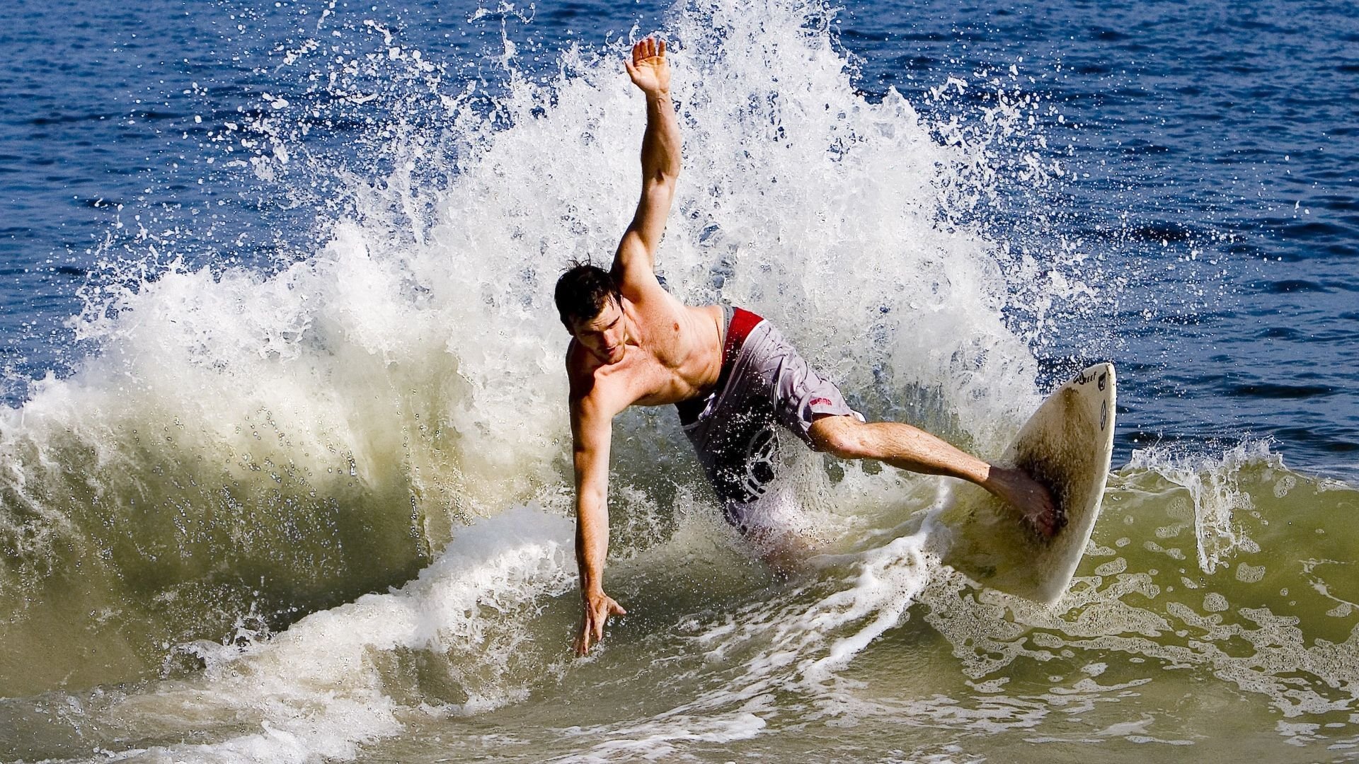 德甲争冠战焦点战，灰熊狂胜雄鹿，体育世界的平行交响